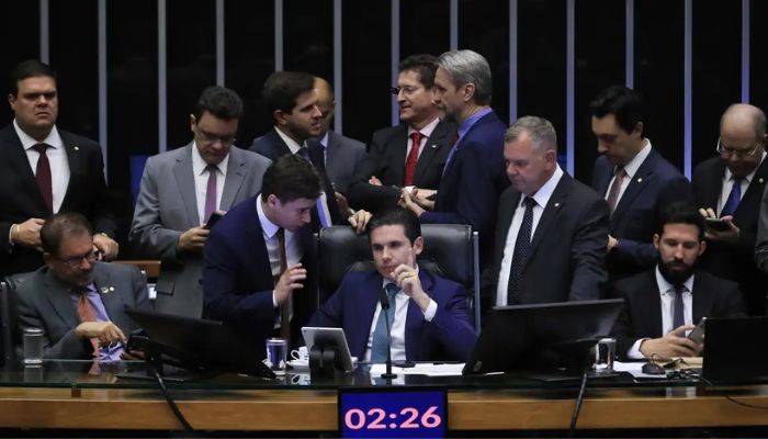  PEC da blindagem é aprovada por deputados e vai ao Senado 